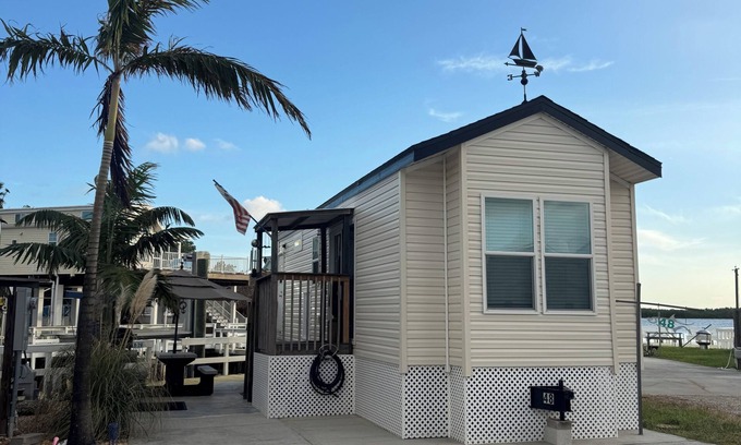 Chokoloskee House | Waterfront 2 bedroom 1 bath with boat slip