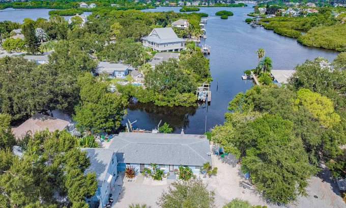 Ozona Apartment | Waterfront 2 bedroom/1 bath Renovated Apartment in Palm Harbor