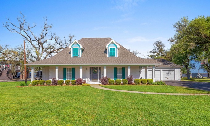 Sulphur House | Waterfront 3 Bedroom Home