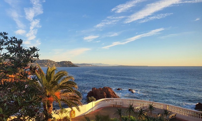 Le Trayas Apartment | Waterfront apartment