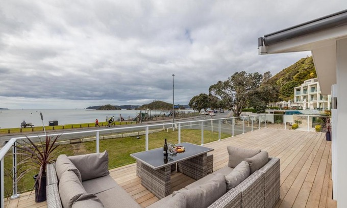 Paihia House | Waterfront Beach House - Paihia Holiday Home