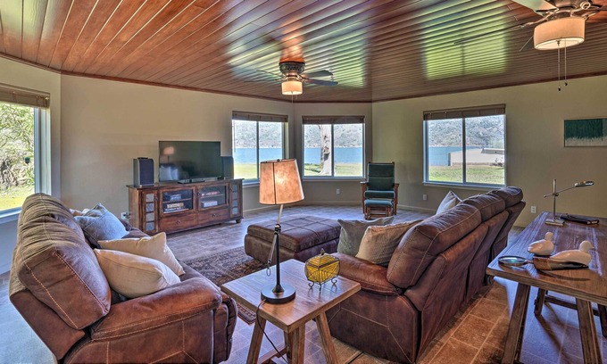 Clearlake House | Waterfront Clearlake Retreat w/ Dock & Kayaks
