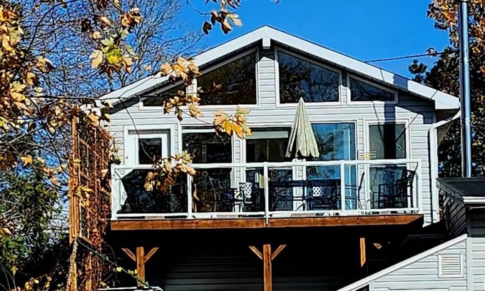 Carrying Place Apartment | Waterfront Comfy Guesthouse, Prince Edward County