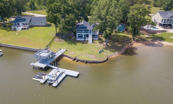 Ridgeway House | Waterfront Dock Dog Friendly Kayaks Grill