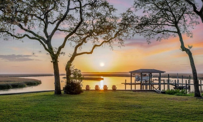 Northside Apartment | Waterfront Getaway Fall Mornings & Scenic Views