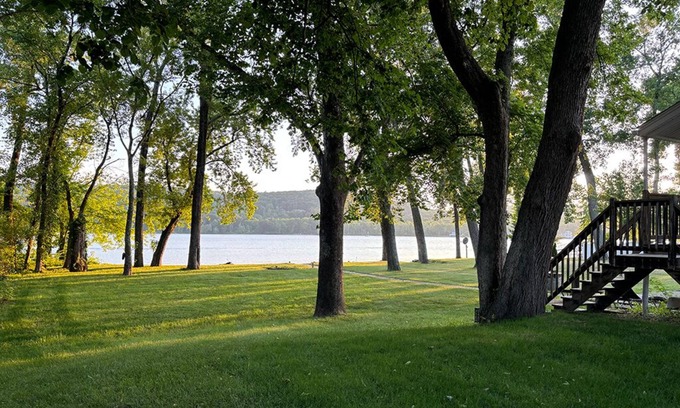 East Haddam House | Waterfront Goodspeed airport 2-bedroom house with AC, WiFi