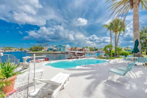 Gulf Harbors House | Waterfront Gulf Getaway