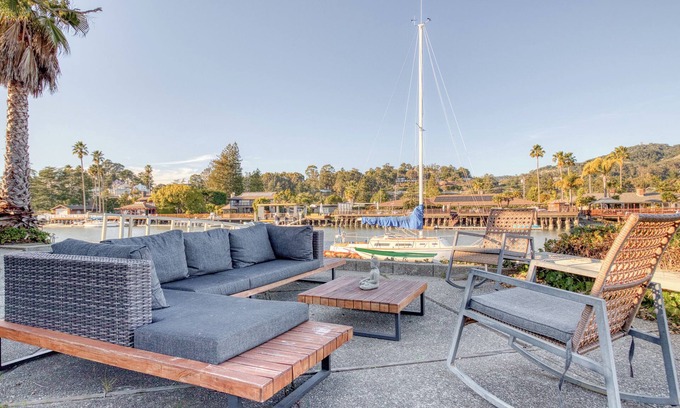 Country Club House | Waterfront Hawaiian oasisnn