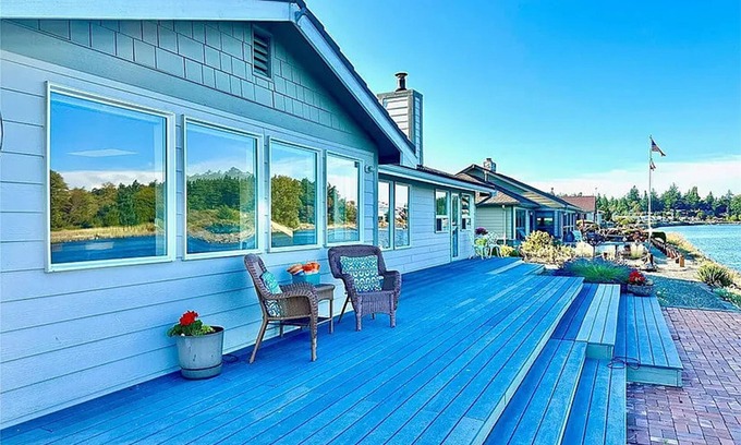 La Conner House | Waterfront Home in Historic La Conner. 30 Day Stay. Excellent Long-Term Rates.