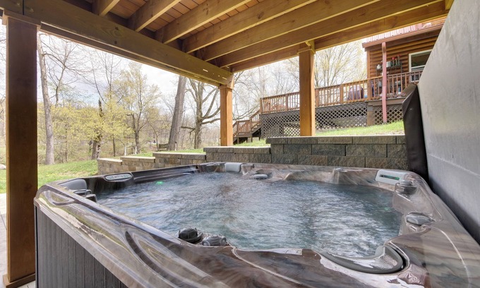 Lake Milton Cottage | Waterfront Home on Lake Milton: Dock, Hot Tub