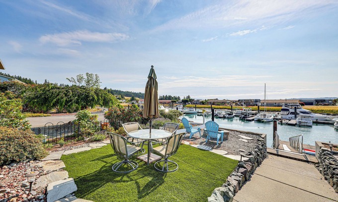 Oak Harbor Cottage | Waterfront Home w/Dock & Hot Tub in Oak Harbor!