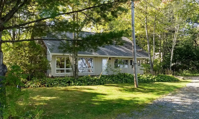 Belgrade Lakes House | Waterfront Home with large pond