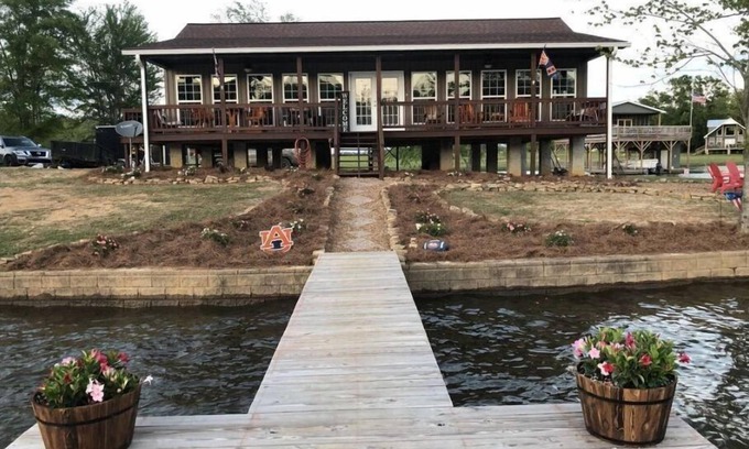 Centre House | Waterfront house on Weiss Lake
