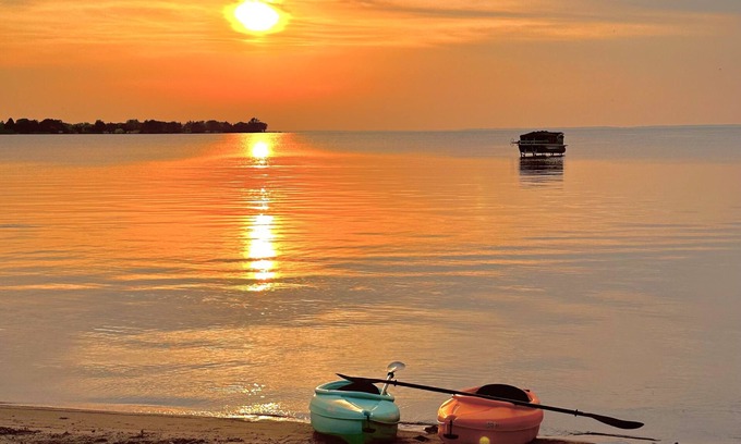 Prudenville House | Waterfront house with sandy beach near downtown