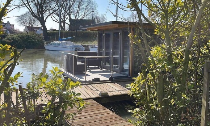 Monnickendam Boat Rental | Waterfront houseboat near the centre