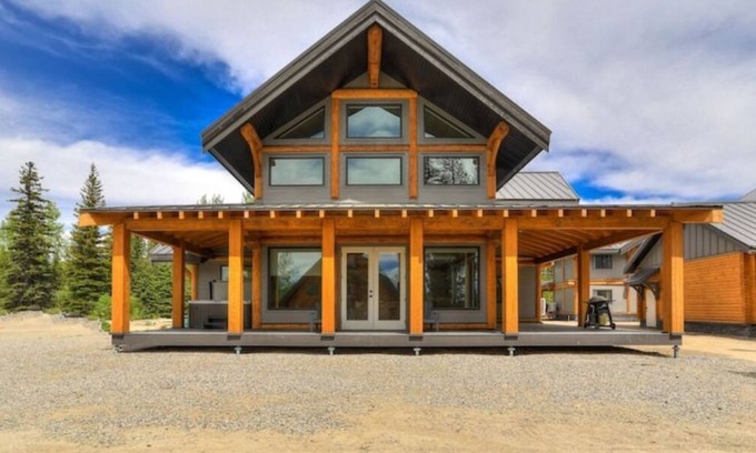 Central Okanagan House | Waterfront Kelowna Cabin #3 with hot tub sleeps 12