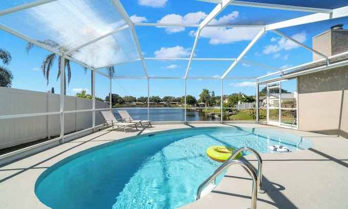 Somerset Lakes House | Waterfront Largo Lake House