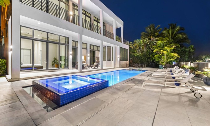 Coral Ridge House | ★ Waterfront Oasis w/Heated Pool, Hot Tub & B-Ball Court! ★