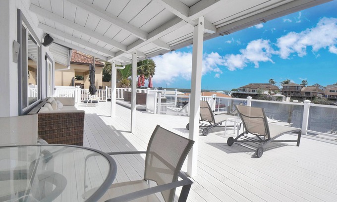 Discovery Bay House | ⚓ Waterfront Oasis: Stunning 3 BDR in Discovery Bay | Sleeps 8