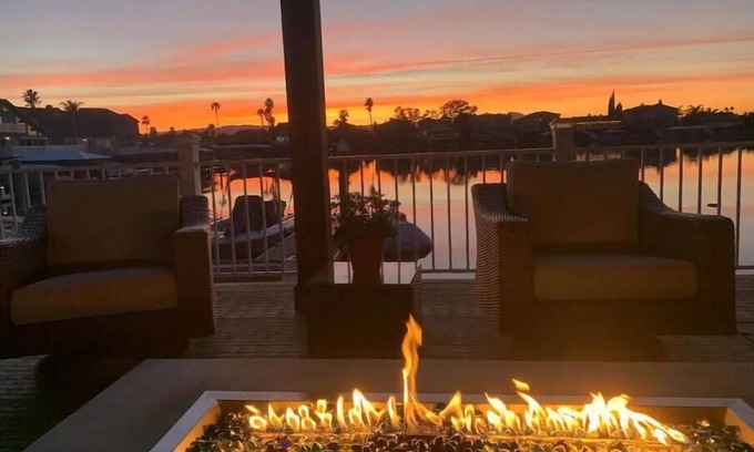 Discovery Bay House | Waterfront Remodeled House close to FAST Water