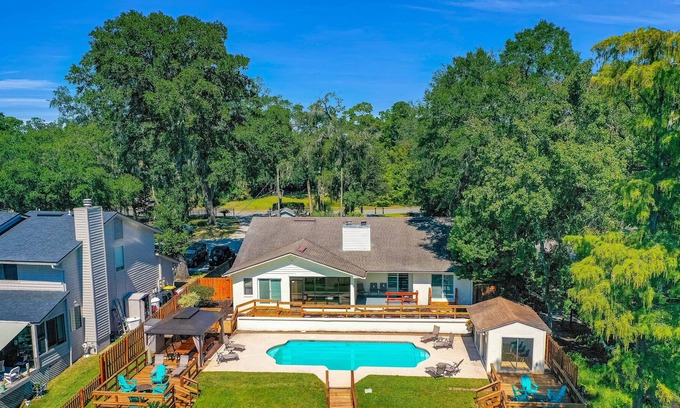 Jacksonville House | Waterfront retreat with private pool, pool house, alfresco dining & 2 kitchens