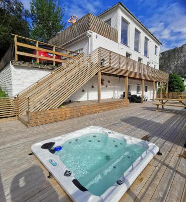 Torsken Apartment | Waterfront Senja