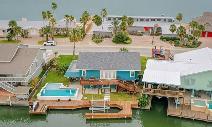 Rockport House | Waterfront, Sleeps 15, Boat Lift, Private Heated Pool, Fast WiFi