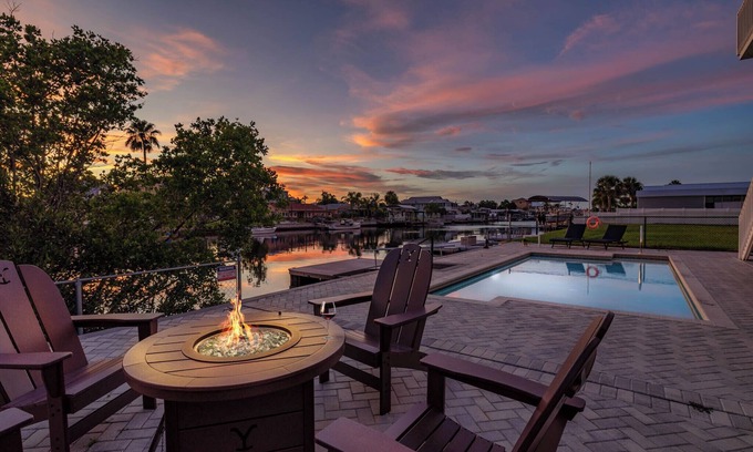 Spring Hill House | Waterfront/SUNSETS/3BR/Ping Pong/Kayaks