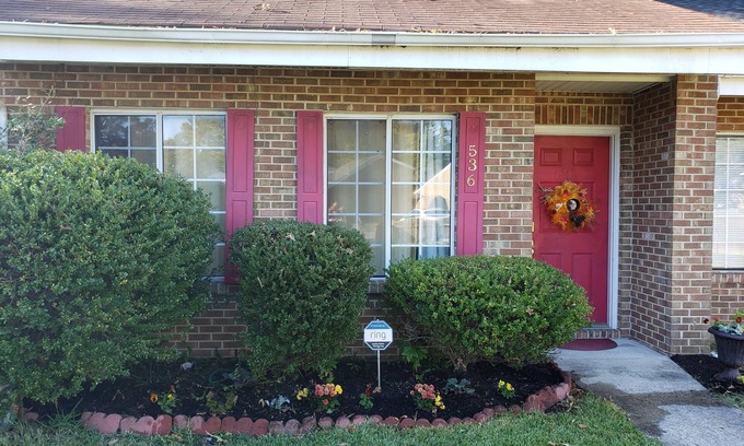 Portsmouth House | Waterfront Townhouse, close to shipyard, hospitals, colleges, beach and shopping