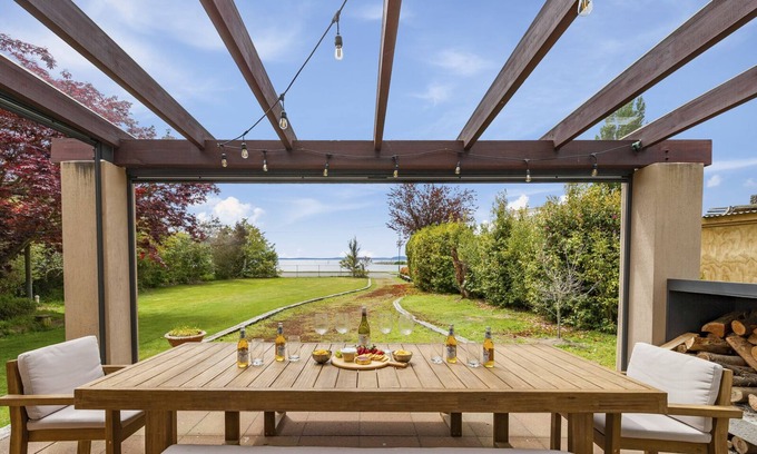 Motuoapa House | Waters Edge Retreat - Motuoapa Holiday Home