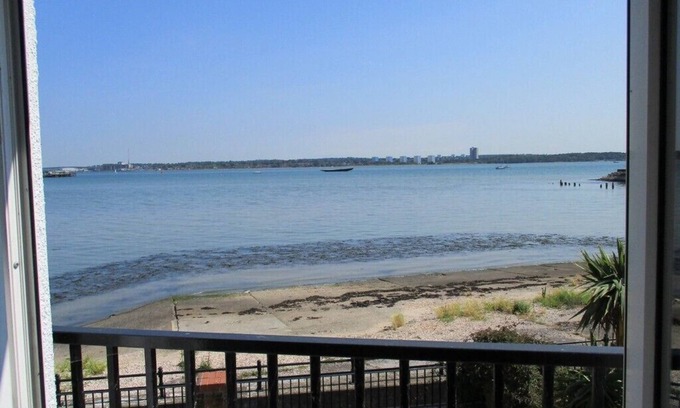 New Forest District House | Waterside House with Sea views in Hythe