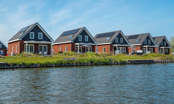 Medemblik House | Watervilla Wellness Deluxe 8 persons with sauna and Sunshower (inside) and Jacuzzi and Kamando BBQ (in the garden)