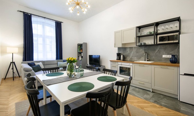 City Centre Apartment | WAWELOVE spacious 3 bedroom apt 1 min to Main Sqare!