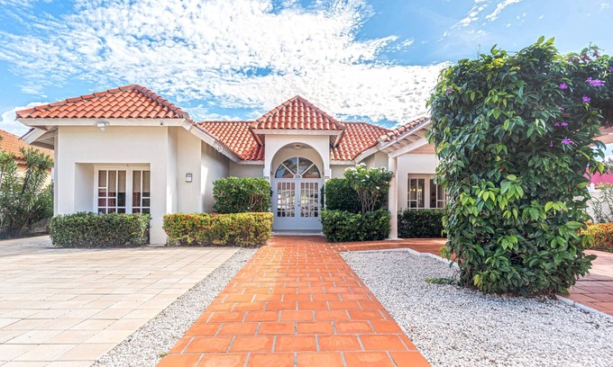 Wayaka Villa | Wayaca Retreat: Spacious 4BR 3BA Villa, Pool, Close to beaches, quiet area.