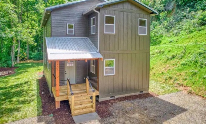 Waynesville House | Waynesville Chalet!Downtown! Hot tub! Fenced in private backyard! Walk downtown