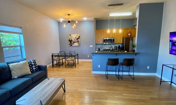 West Oakland House | "We had a Fabulous Stay" Charming townhome in superb Oakland with WiFi, AC