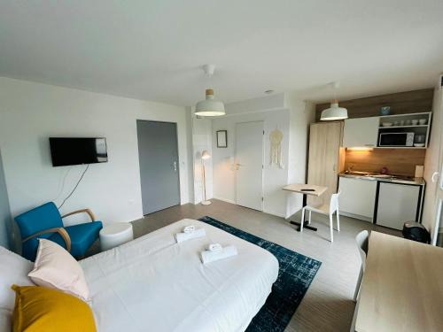 Barbatre Apartment | We Live In R - Suite 401