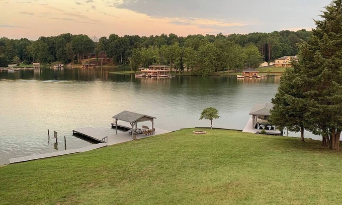 Livingston House | Weekend at Bernie's Lake Anna