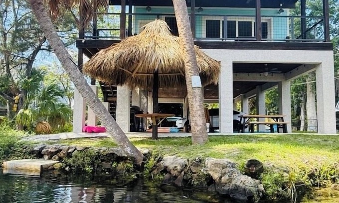 Weeki Wachee Gardens House | Weeki Tiki House: Laid-back paradise on the Weeki Wachee River