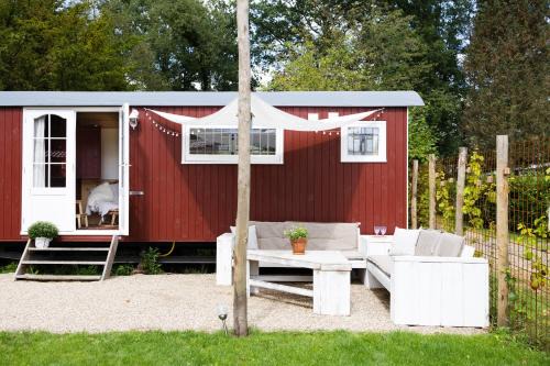 Epe House | Wegdromen op de Veluwe in romantische rode pipowagen