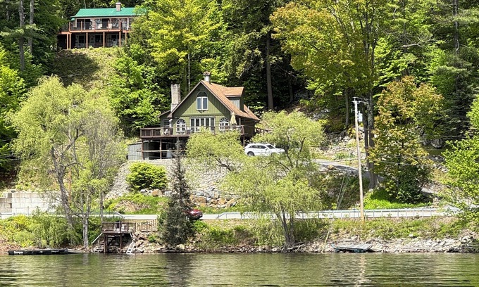 Hadley House | Welcome to Ledgerock, A 3-bedroom Lake Front house on The Great Sacandaga Lake.