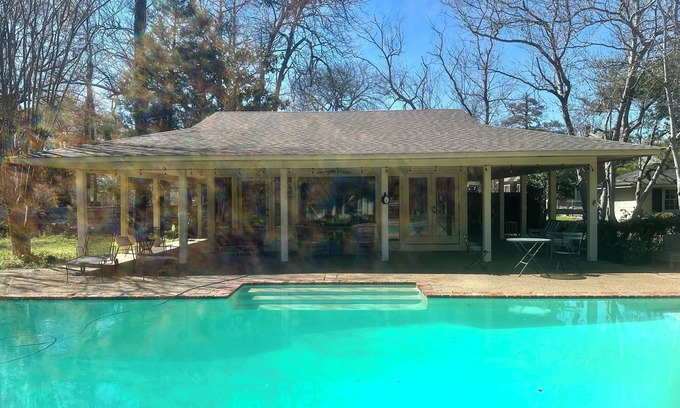 Clarksdale Cottage | Welcome to OG, the premier guesthouse in Clarksdale. One mile from the jukes!