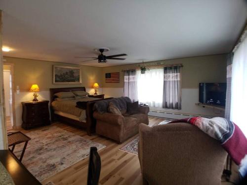 Port Crane Apartment | Welcome to Osborne Creek!