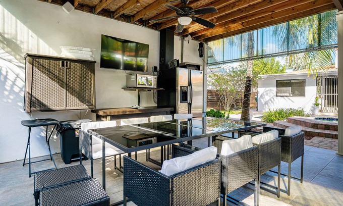 The Roads House | Welcome to Paradise POOL Home in Brickell 5 min to the beach.