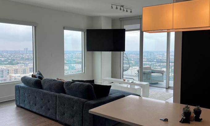 Midtown Apartment | Welcome to "Skyline Oasis" a cozy & luxurious skyline apartment in Houston TX