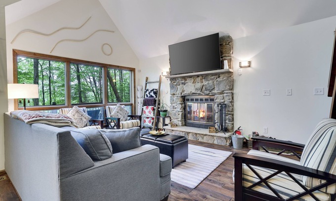 Lake Ariel Ski Chalet | Welcome to The Sparrow located in the amenity filled Hideout!