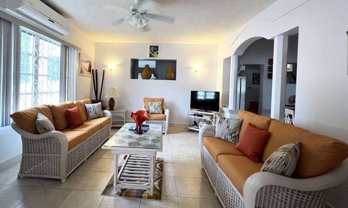 Reeds Bay House | Welcome to the unpretentious and breezy Graceville, steps away from the beach