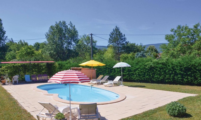 Cereste House | Welcome to this independent vacation rental with private pool, at the foot of the Luberon massif and