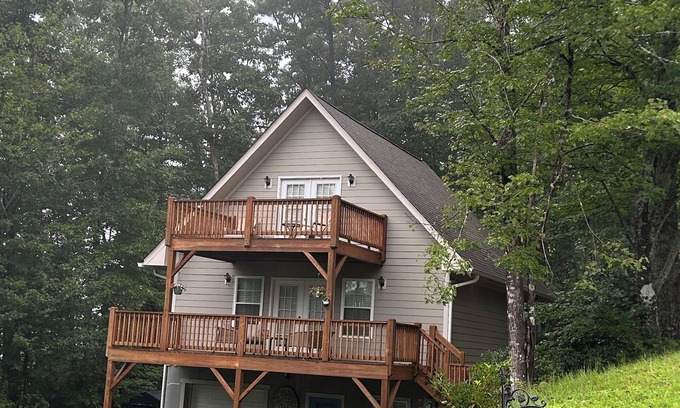 Etowah House | WELCOME TRAVEL NURSES! 3-bed house in Etowah, NC for vacay or contract rentals.