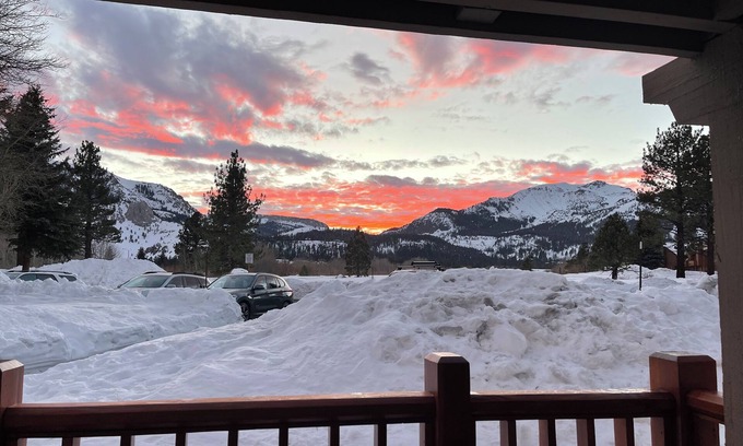 Mammoth Lakes Condo | Welcoming 2-bedroom 2 bath Mammoth Lakes Condo with Amazing Mountain Views